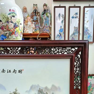tranh sứ khung gỗ hoạ tiết xóm núi